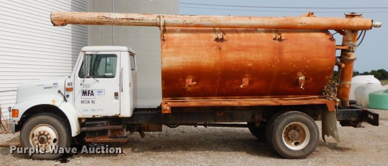 image for item HJ9658 1990 International 4700  fertilizer delivery truck