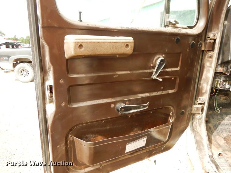 image for item HJ9658 1990 International 4700  fertilizer delivery truck