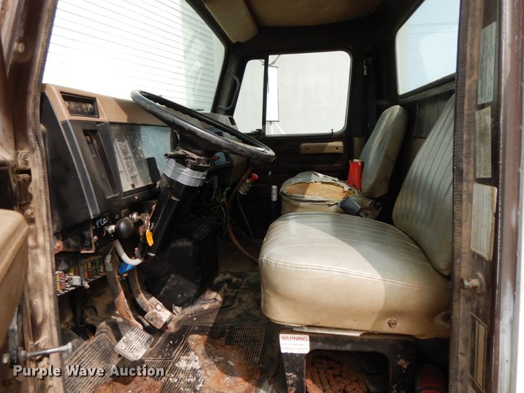 image for item HJ9658 1990 International 4700  fertilizer delivery truck