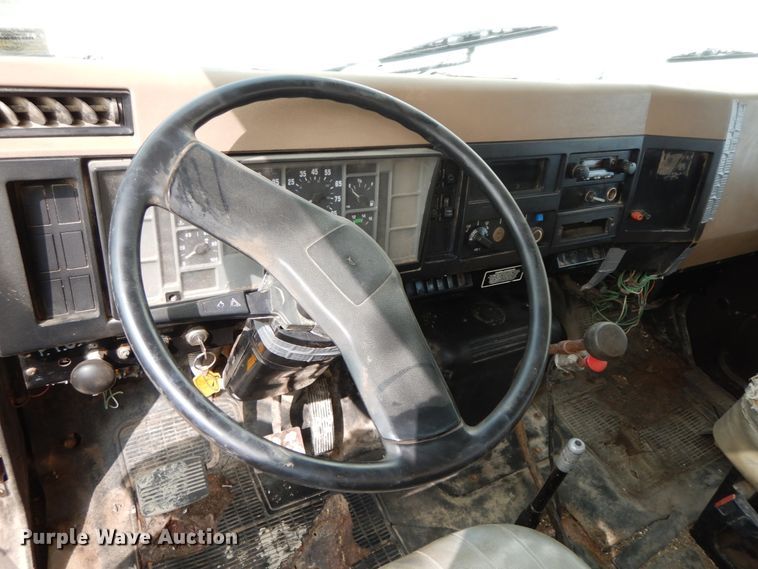 image for item HJ9658 1990 International 4700  fertilizer delivery truck