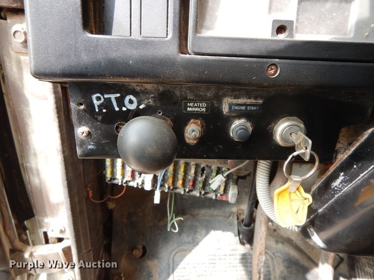 image for item HJ9658 1990 International 4700  fertilizer delivery truck