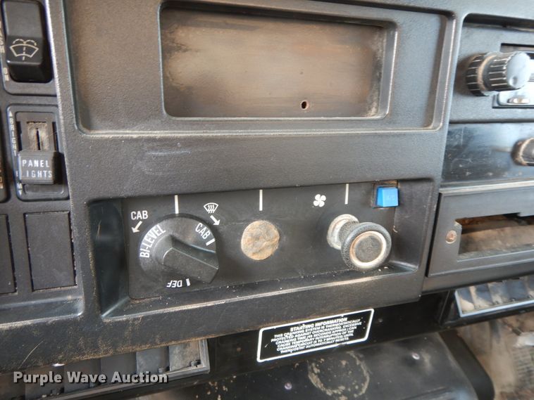 image for item HJ9658 1990 International 4700  fertilizer delivery truck