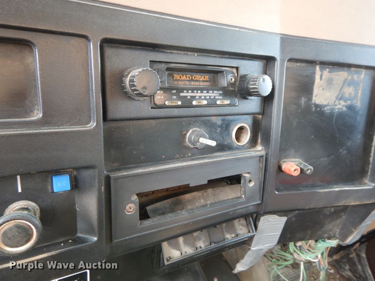 image for item HJ9658 1990 International 4700  fertilizer delivery truck