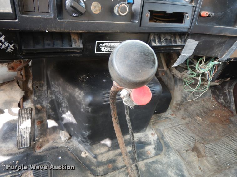 image for item HJ9658 1990 International 4700  fertilizer delivery truck