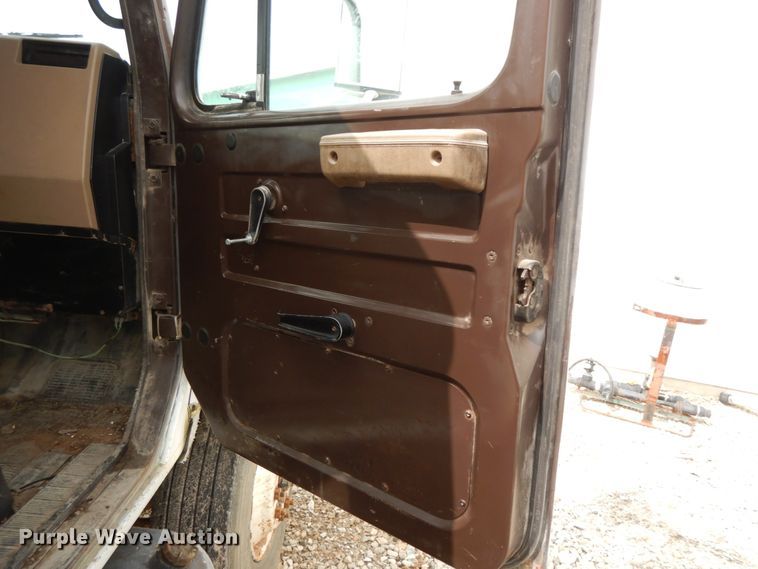 image for item HJ9658 1990 International 4700  fertilizer delivery truck