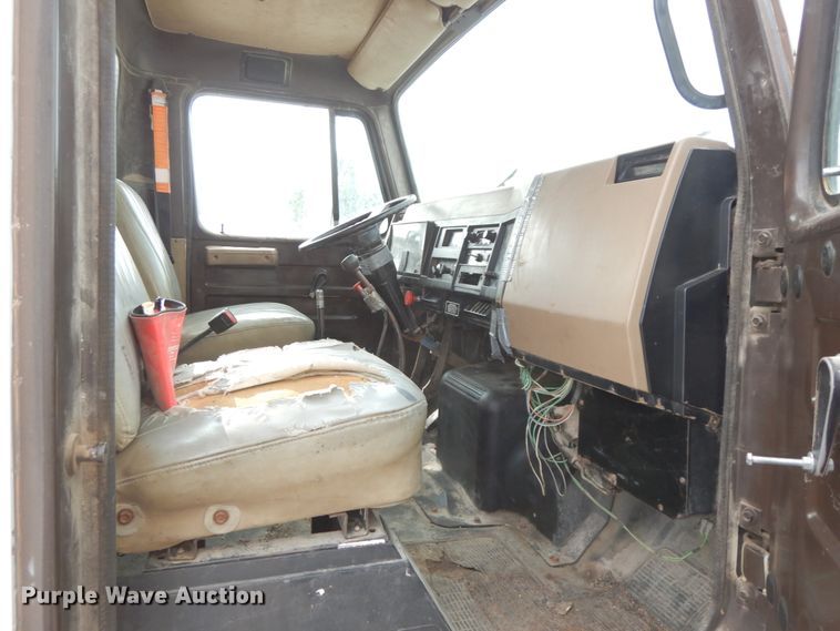 image for item HJ9658 1990 International 4700  fertilizer delivery truck