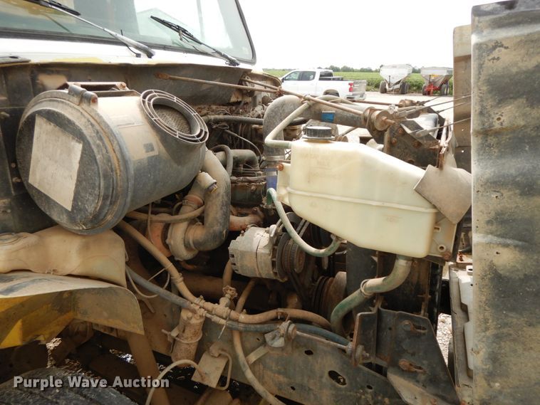 image for item HJ9658 1990 International 4700  fertilizer delivery truck