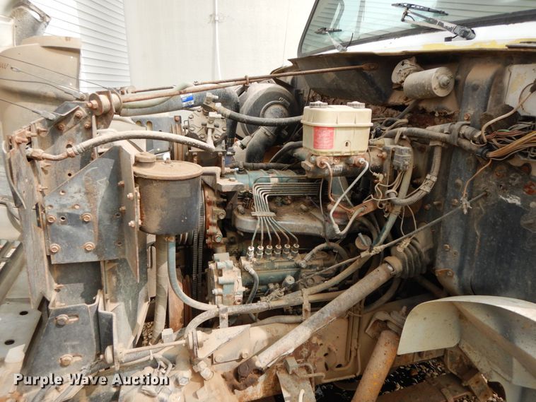 image for item HJ9658 1990 International 4700  fertilizer delivery truck