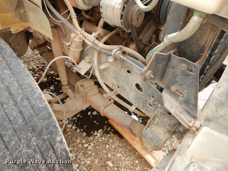 image for item HJ9658 1990 International 4700  fertilizer delivery truck