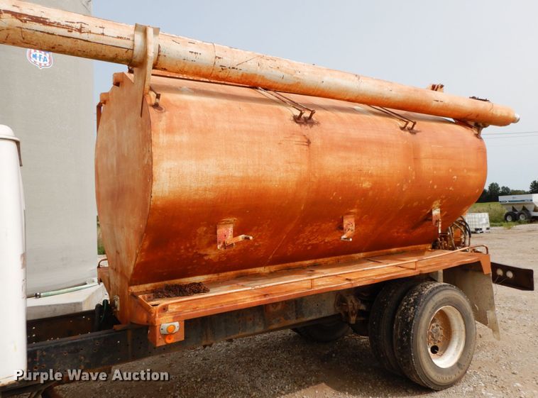 image for item HJ9658 1990 International 4700  fertilizer delivery truck