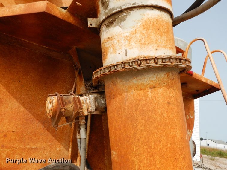 image for item HJ9658 1990 International 4700  fertilizer delivery truck