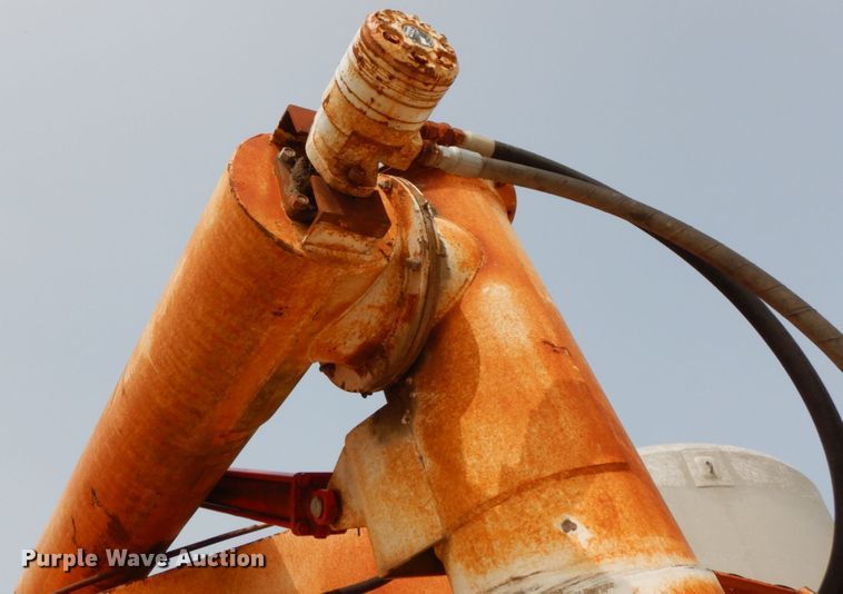 image for item HJ9658 1990 International 4700  fertilizer delivery truck