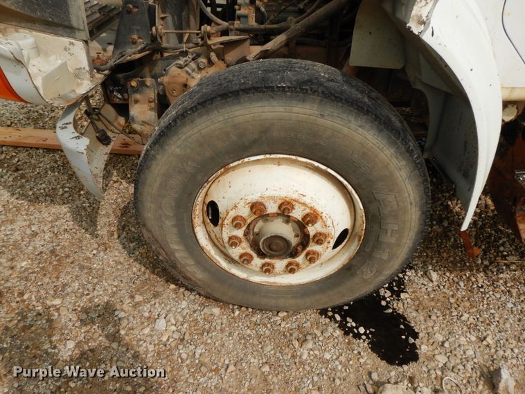 image for item HJ9658 1990 International 4700  fertilizer delivery truck