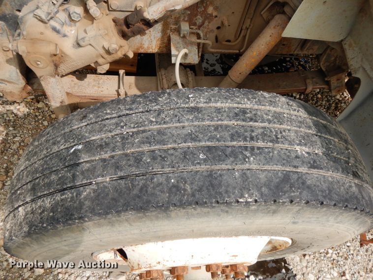 image for item HJ9658 1990 International 4700  fertilizer delivery truck