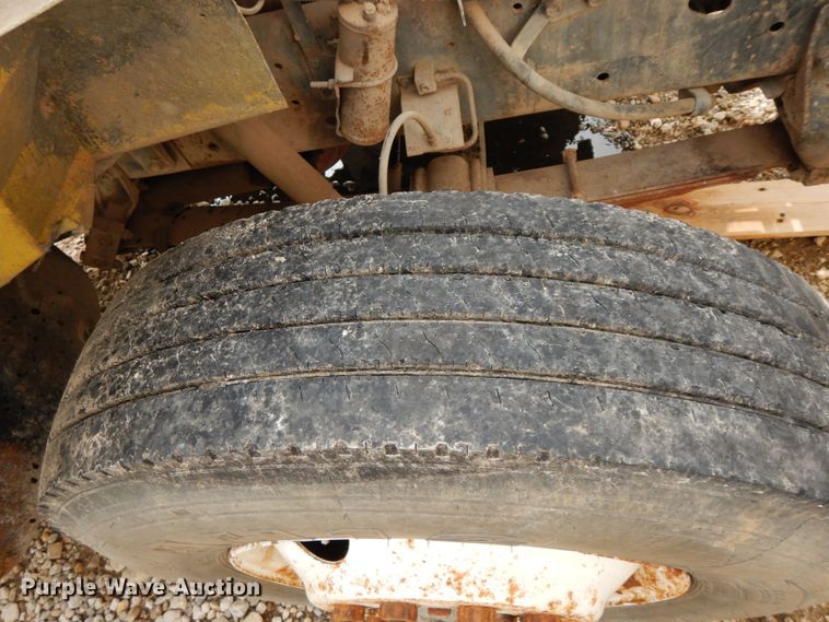 image for item HJ9658 1990 International 4700  fertilizer delivery truck