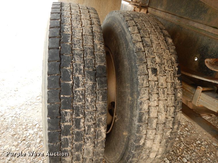 image for item HJ9658 1990 International 4700  fertilizer delivery truck