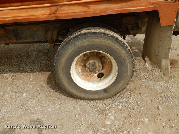 image for item HJ9658 1990 International 4700  fertilizer delivery truck