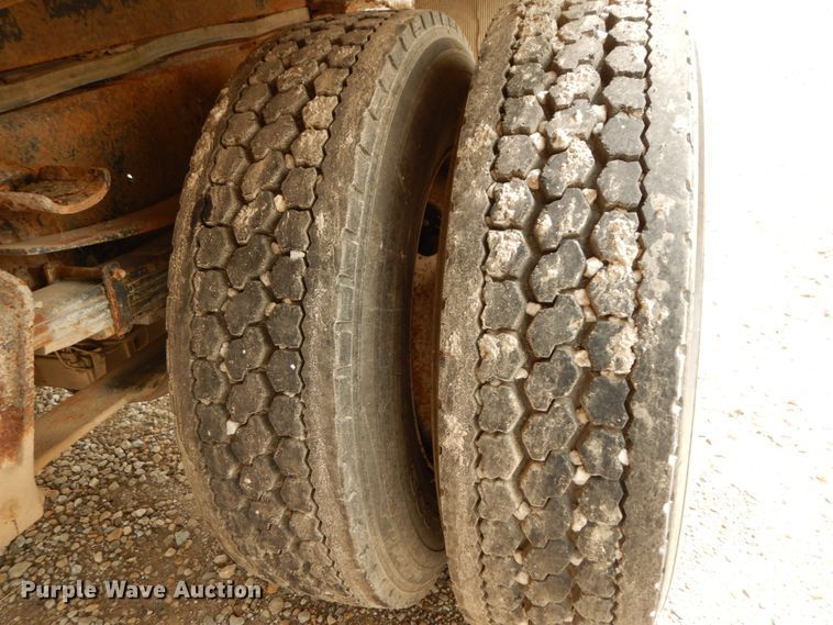 image for item HJ9658 1990 International 4700  fertilizer delivery truck