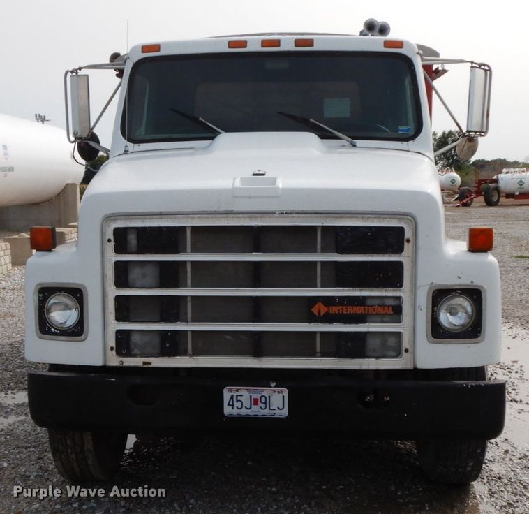 image for item HJ9660 1988 International 2375  grain truck