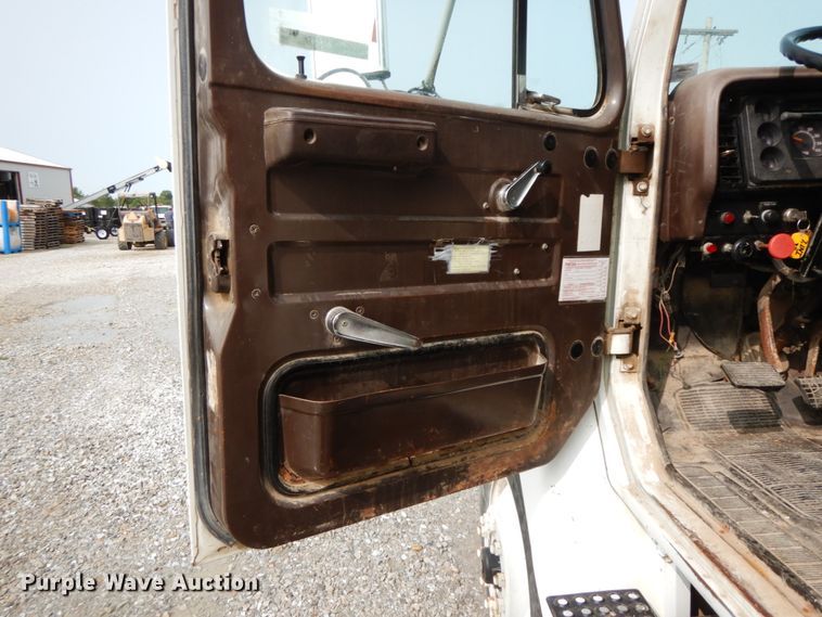 image for item HJ9660 1988 International 2375  grain truck