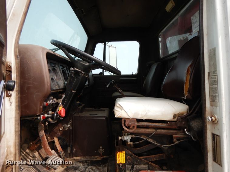 image for item HJ9660 1988 International 2375  grain truck