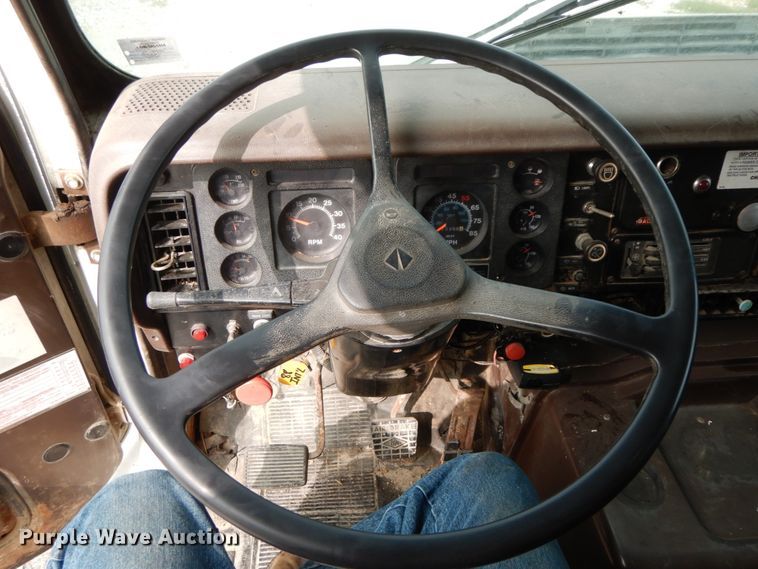 image for item HJ9660 1988 International 2375  grain truck