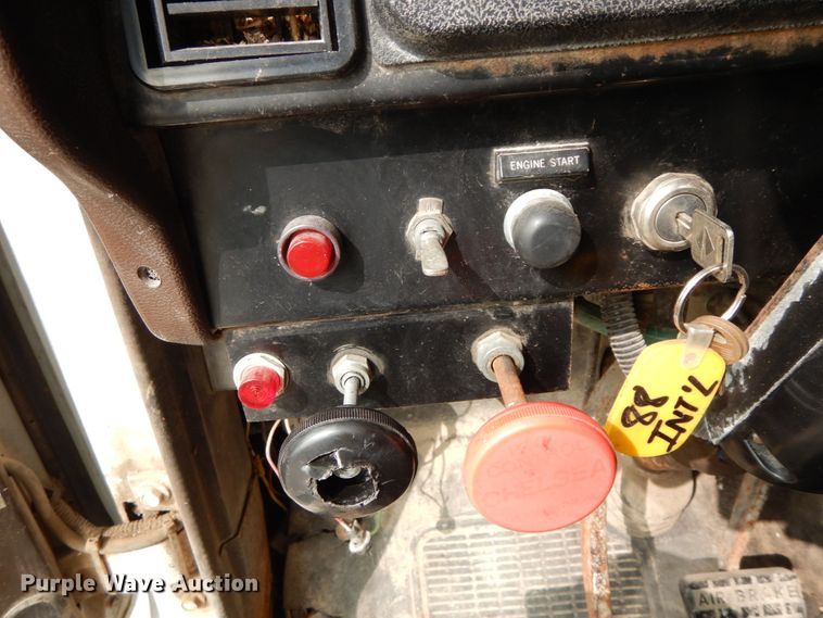 image for item HJ9660 1988 International 2375  grain truck