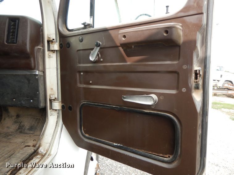 image for item HJ9660 1988 International 2375  grain truck