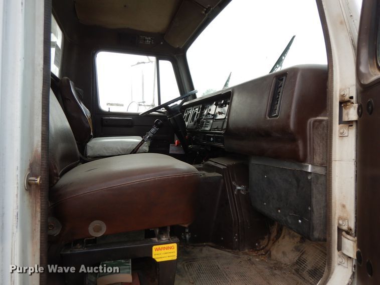 image for item HJ9660 1988 International 2375  grain truck