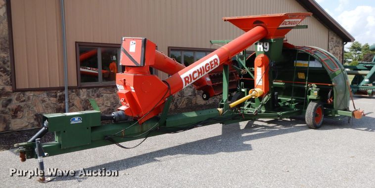 image for item HJ9714 Richiger grain bagger and grain bag unloader