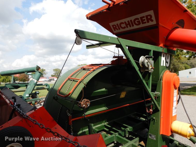 image for item HJ9714 Richiger grain bagger and grain bag unloader