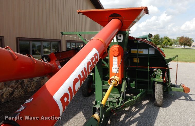 image for item HJ9714 Richiger grain bagger and grain bag unloader