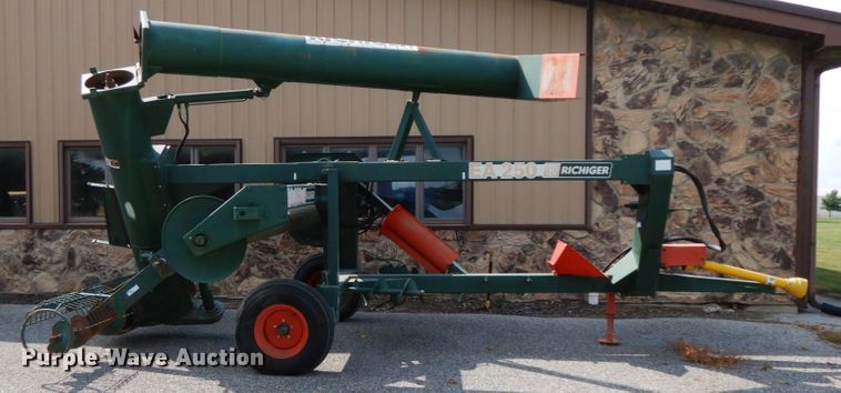 image for item HJ9714 Richiger grain bagger and grain bag unloader