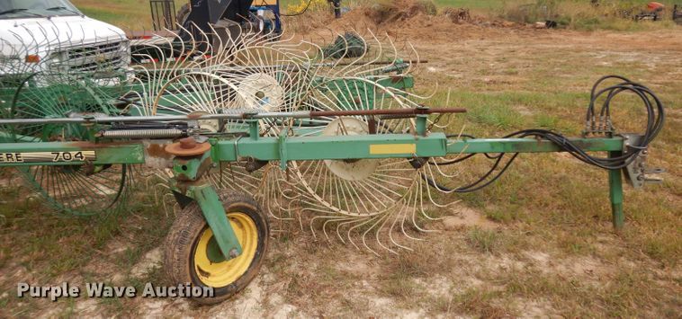 image for item HN9274 John Deere 704 hay rake