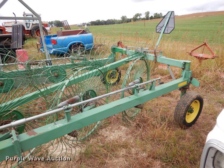 image for item HN9274 John Deere 704 hay rake