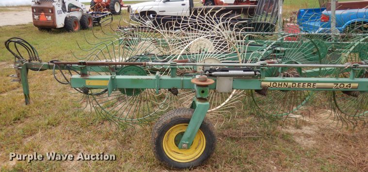image for item HN9274 John Deere 704 hay rake