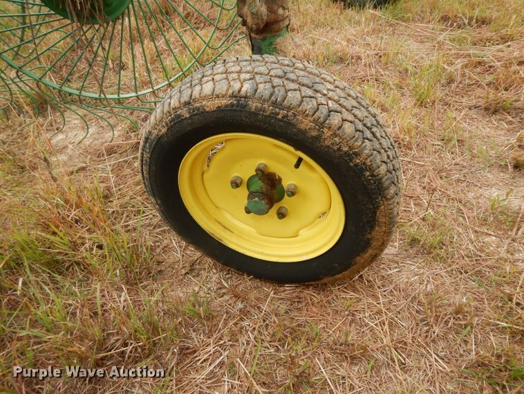 image for item HN9274 John Deere 704 hay rake