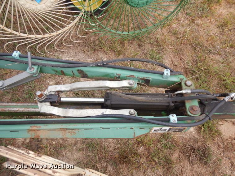 image for item HN9274 John Deere 704 hay rake