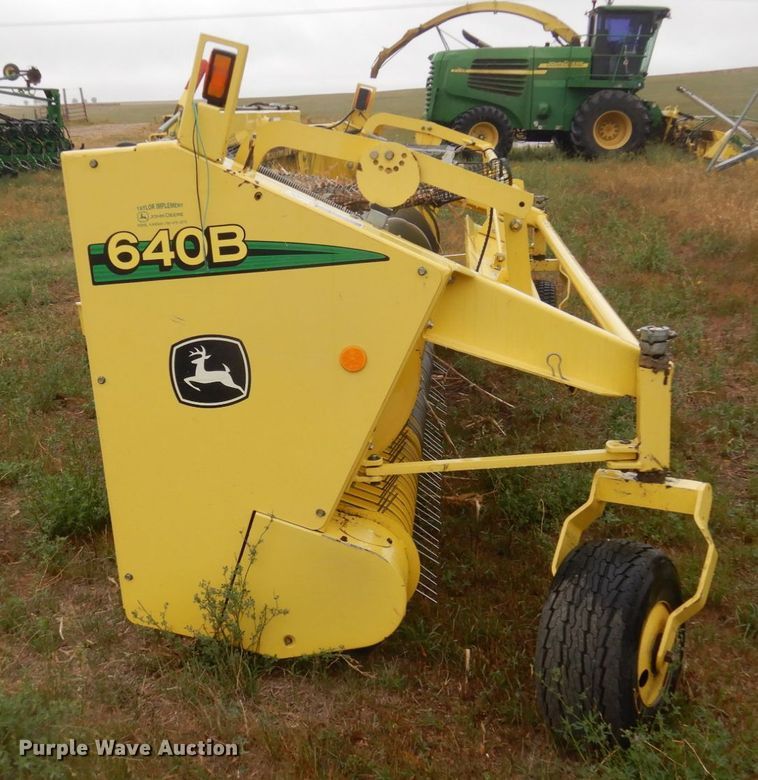 image for item HP9784 2009 John Deere 640B pickup head