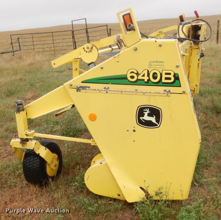 image for item HP9784 2009 John Deere 640B pickup head