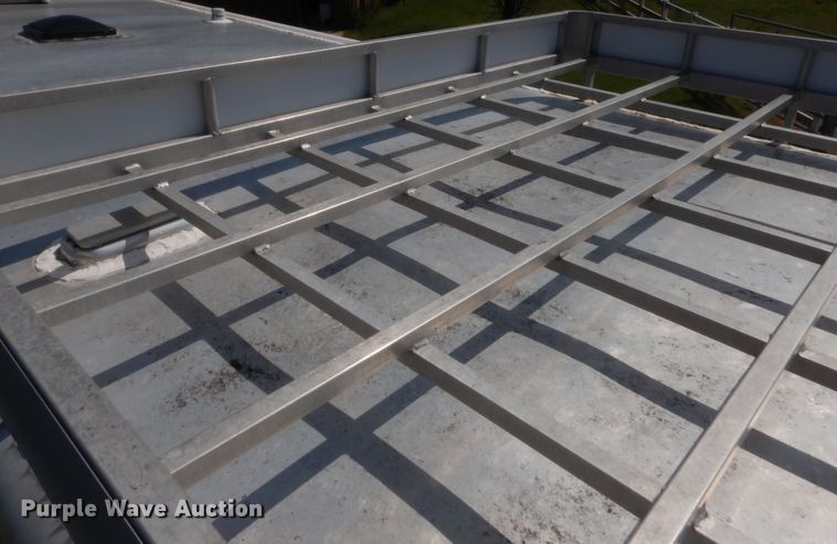 image for item HW9261 2000 Sundowner livestock trailer