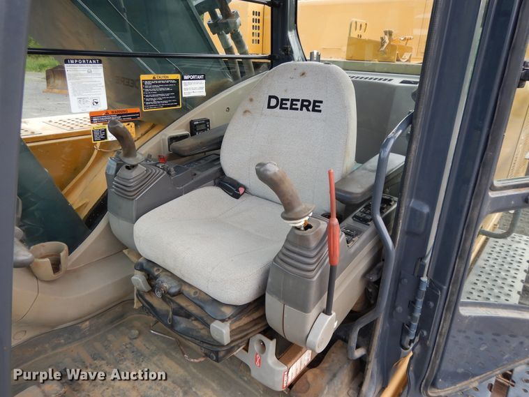 image for item DI0415 2009 John Deere 450D LC  excavator