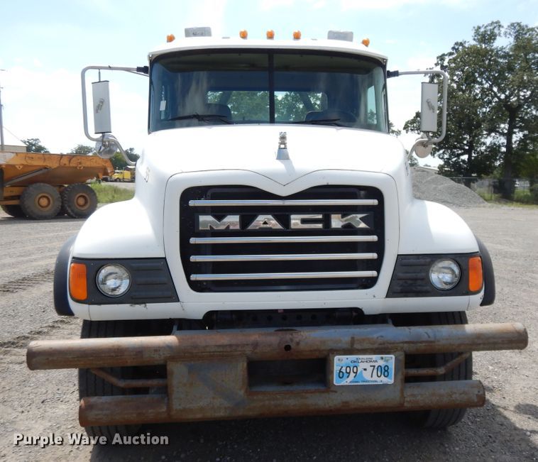 image for item DI0423 2002 Mack CV713  winch truck