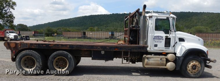 image for item DI0423 2002 Mack CV713  winch truck