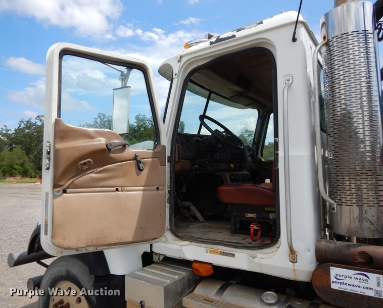 image for item DI0423 2002 Mack CV713  winch truck