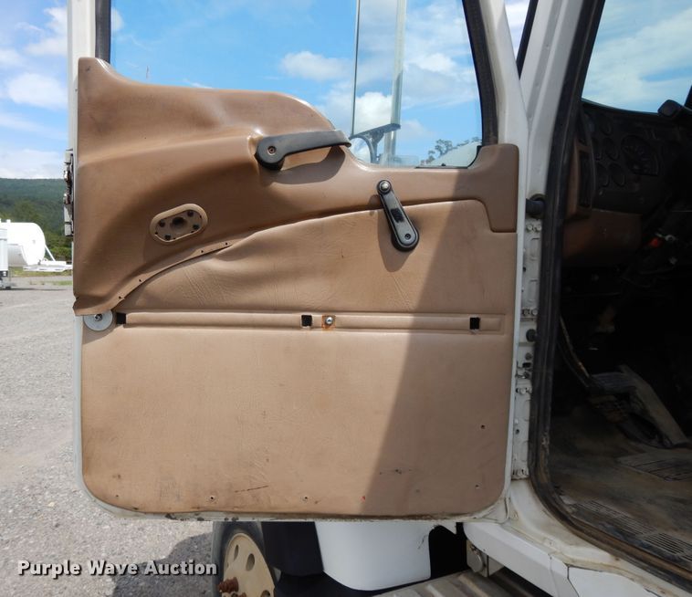 image for item DI0423 2002 Mack CV713  winch truck