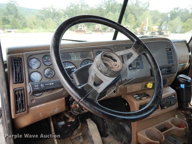 image for item DI0423 2002 Mack CV713  winch truck