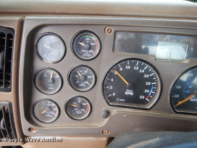 image for item DI0423 2002 Mack CV713  winch truck