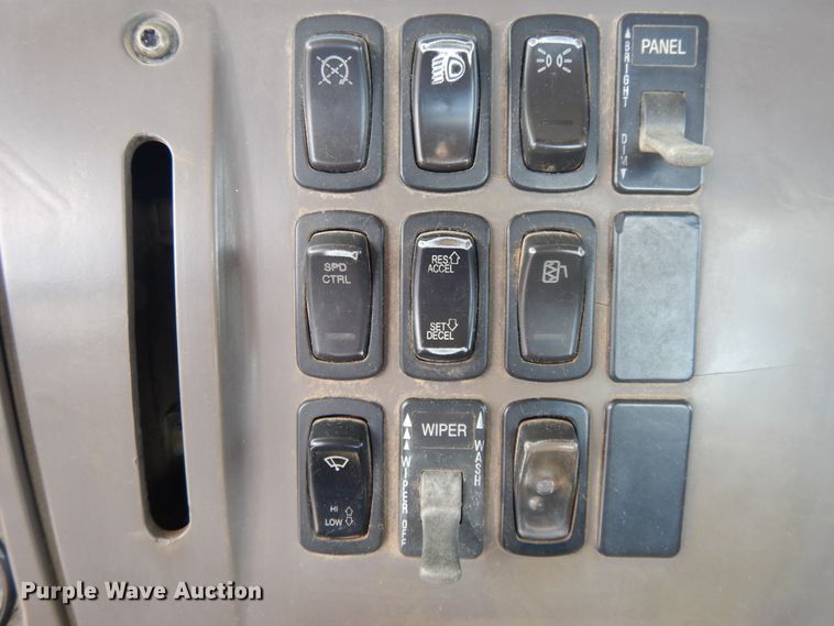 image for item DI0423 2002 Mack CV713  winch truck