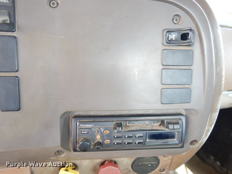 image for item DI0423 2002 Mack CV713  winch truck